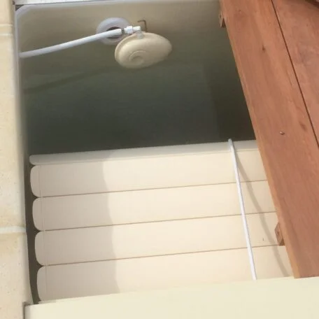 Filling your pool automatically: NivOmatic under the grating of an automatic cover