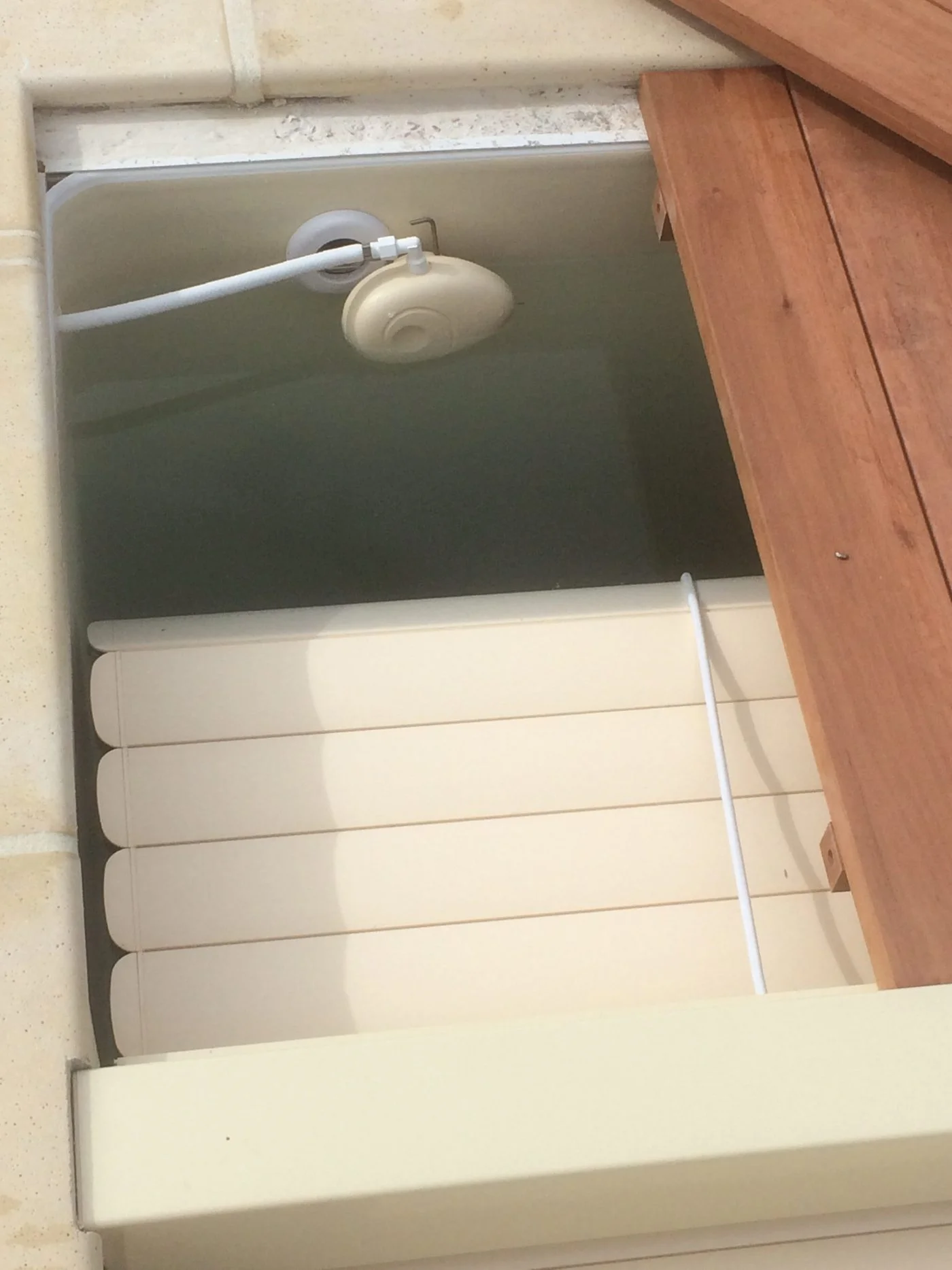 Remplir sa piscine automatiquement : NivOmatic sous le caillebotis d'une couverture automatique
