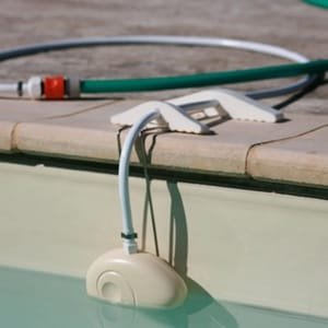 NivOmatic régulateur de niveau d'eau installé sur margelle de piscine