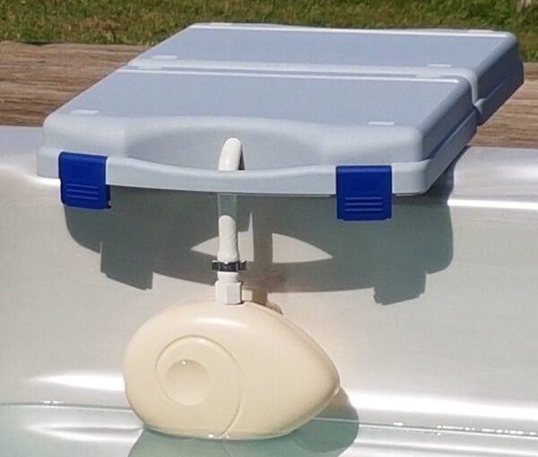 NivOmatic Pro posé sur sa mallette au bord du bassin